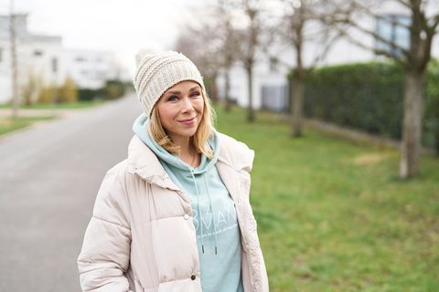 Nachfrage (FINAL) &gt;&gt; Tanja Szewczenko  ehemalige deutsche Eiskunstl  uferin  dreifache Deutsche Meisterin  Schauspielerin und dreifache Mutter  in ihrem Stadtteil in K  ln.Engl.: Tanja Szewczenko  former German figure skater  three-time German cha...