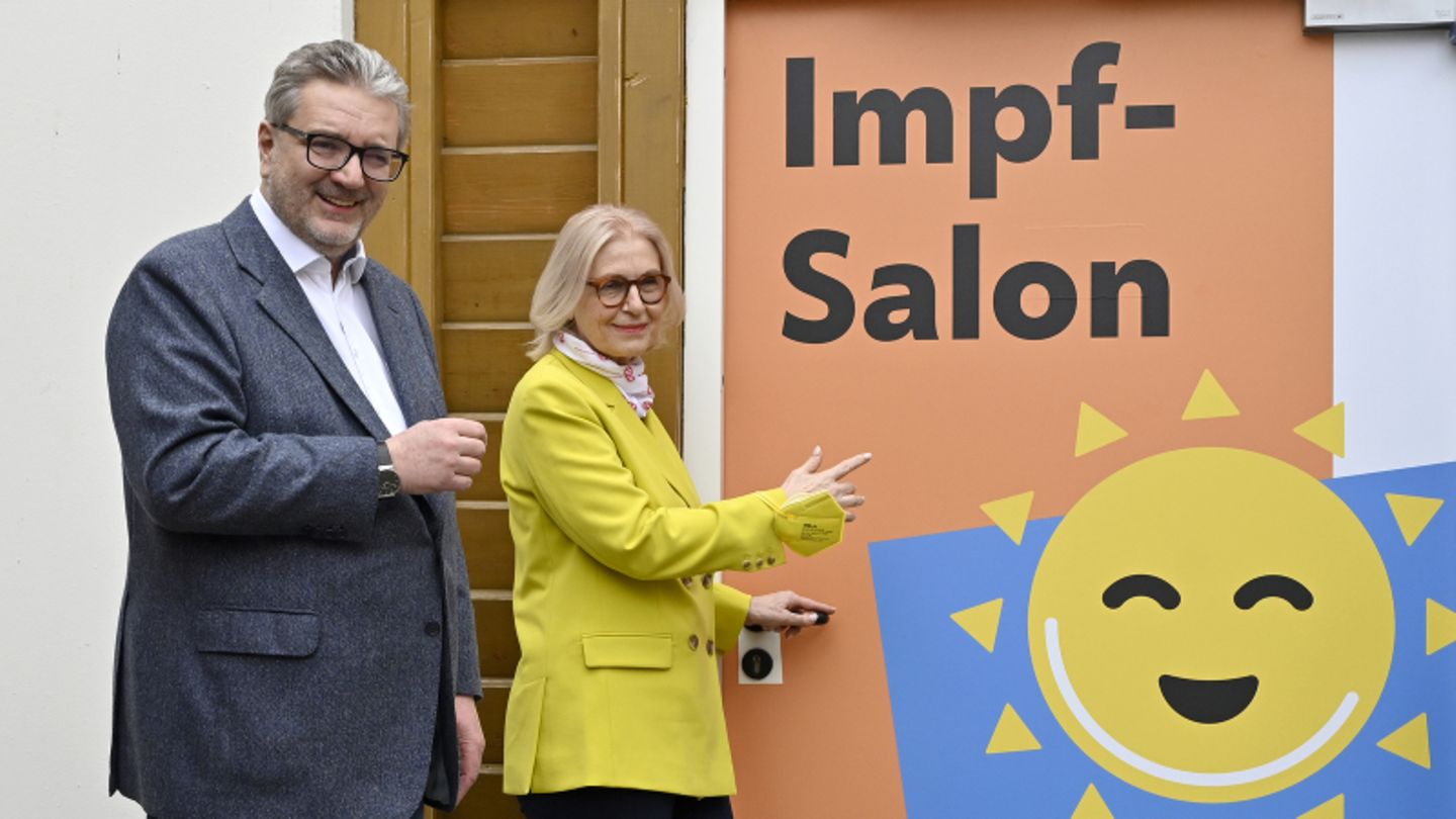 Ein SPÖ-Politiker und Österreichs Landeschefärztin posieren vor einem neuen Impfangebot der Stadt Wien