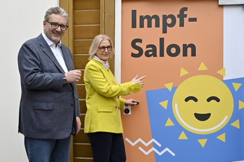Ein SPÖ-Politiker und Österreichs Landeschefärztin posieren vor einem neuen Impfangebot der Stadt Wien