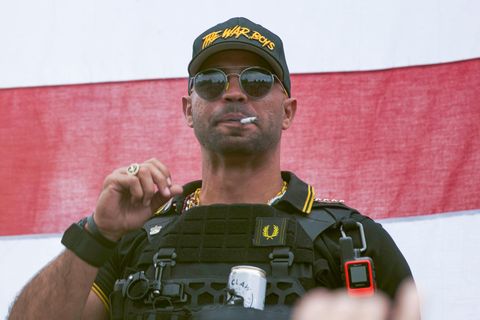 USA: Proud-Boys Anführer Tarrio mit einer Zigarette im Mund