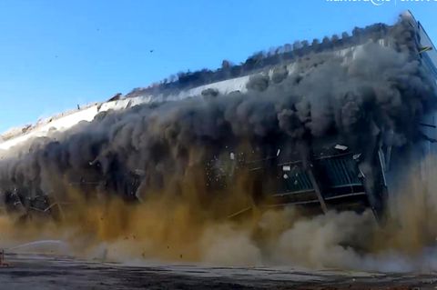Sprengung eines Kohlebunkers: Drohnenvideos zeigen spektakuläre Aufnahmen