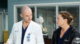 Dr. Cormac Hayes (links) spricht mit einer Frau