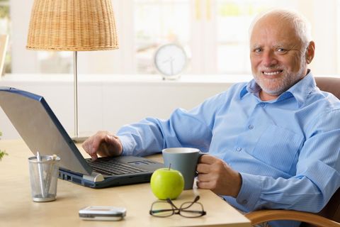 Mann sitzt am Computer