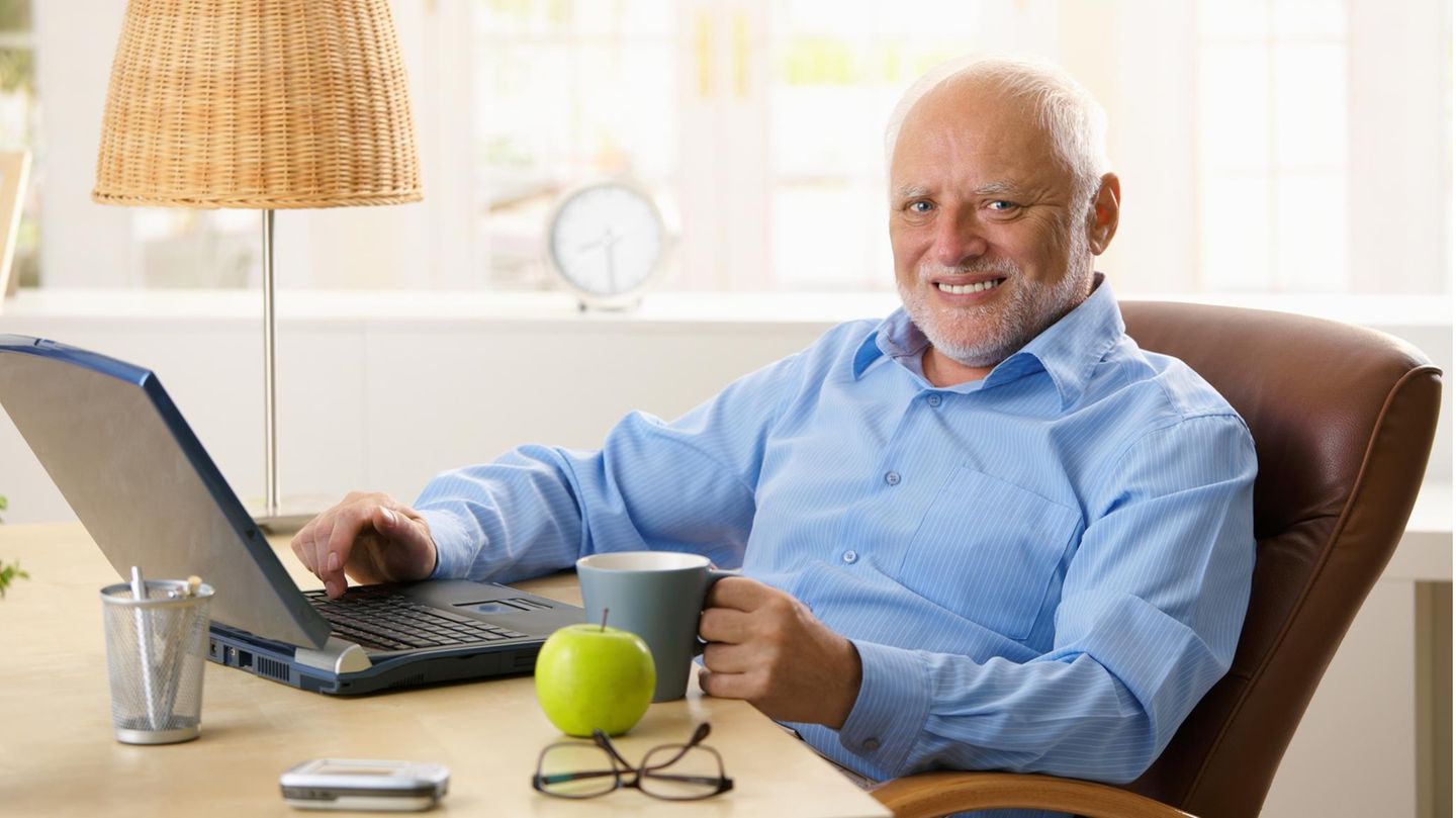 Mann sitzt am Computer