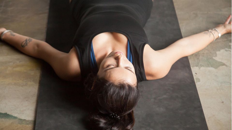 Beim Yoga Nidra liegt man in der sogenannten Totenstellung: Die Augen sind geschlossen, Arme und Beine sind so ausgebreitet, dass sie den Körper nicht berühren.
