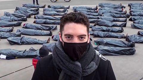 "Fridays for Future"-Protest in Wien – Ein Reporter steht vor zahlreichen Leichensäcken