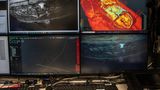 Vier Computer-Monitore
