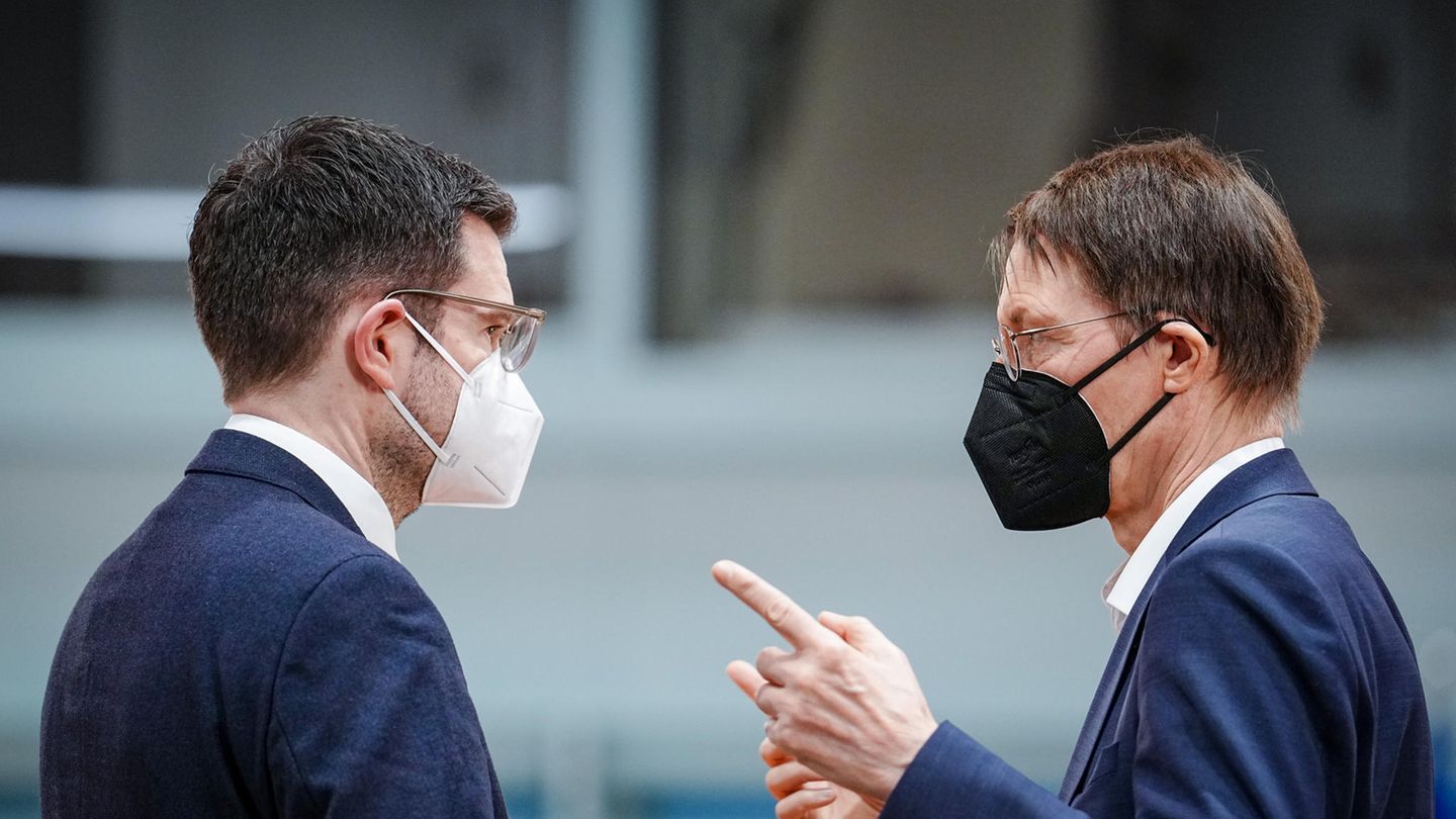 Bundesjustizminister Marco Buschmann (FDP, l) und Bundesgesundheitsminister Karl Lauterbach (SPD, r)