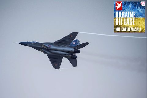 Ein MiG-29-Kampfjet der polnischen Luftwaffe fliegt bei einer Luftfahrt-Schau
