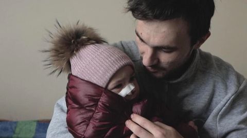 Ukraine-Flüchtling Serhi Stotsky hält seine verwundete Tochter im Arm.
