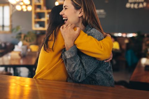 Zwei Frauen umarmen sich