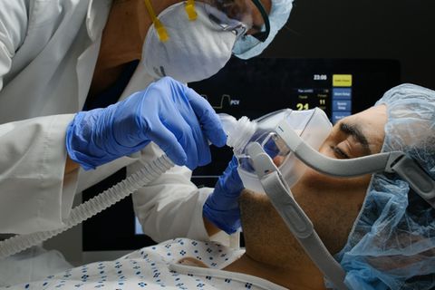 Ein Covid-Patient wird künstlich beatmet