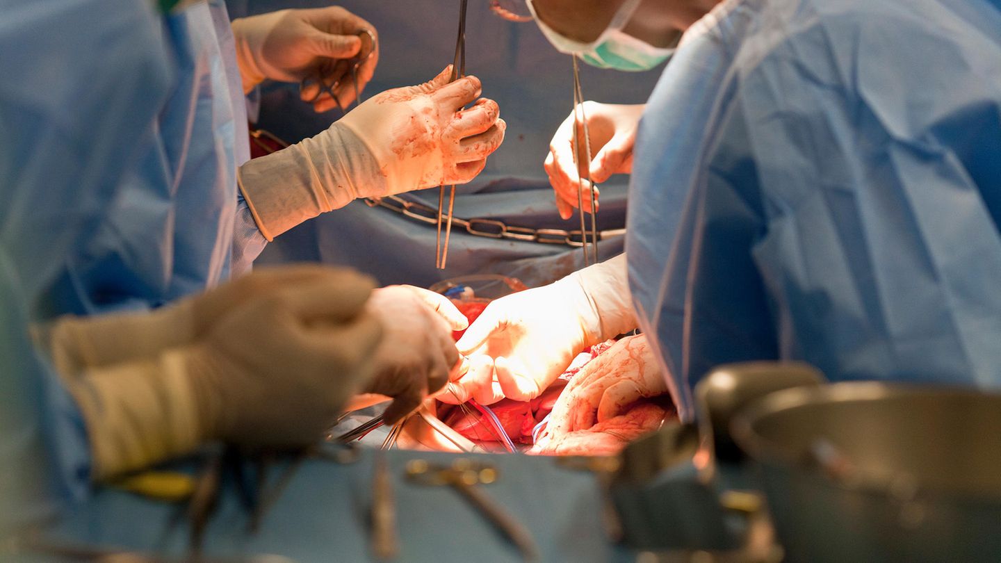 First combined transplantation of heart and tissue succeeded