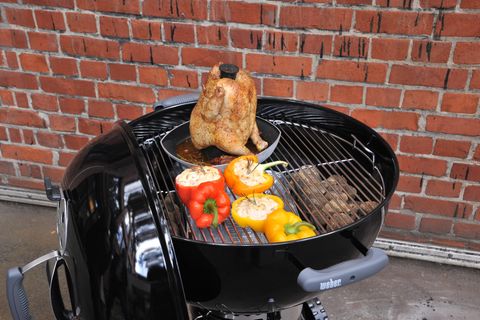 Kohl links und rechts, in der Mitte das Grillgut und dann den Deckel drauf: Das Grillen mit der Kugel ermöglicht tolle neue Rezepte.