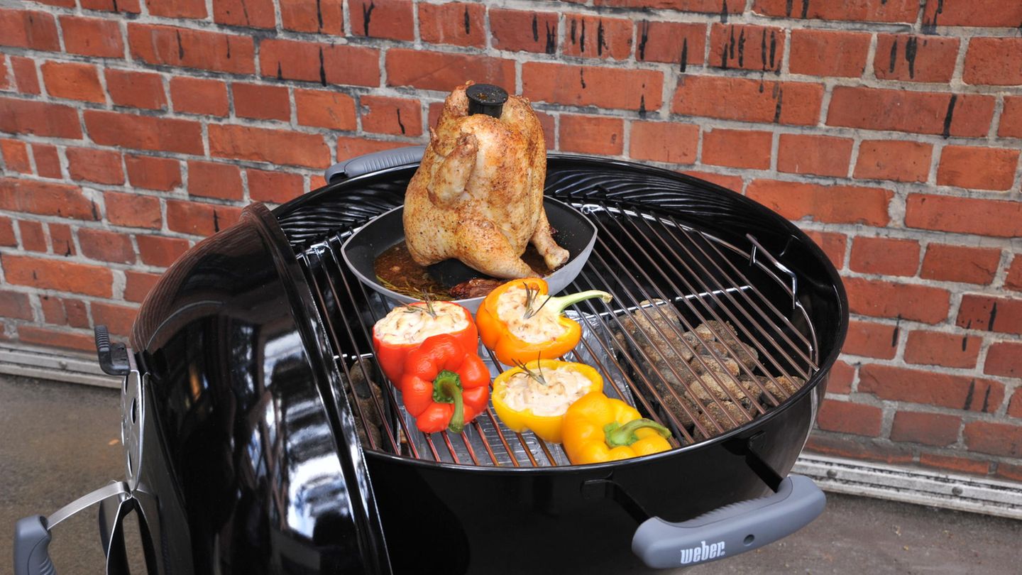 Kohl links und rechts, in der Mitte das Grillgut und dann den Deckel drauf: Das Grillen mit der Kugel ermöglicht tolle neue Rezepte.