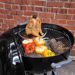Kohl links und rechts, in der Mitte das Grillgut und dann den Deckel drauf: Das Grillen mit der Kugel ermöglicht tolle neue Rezepte.
