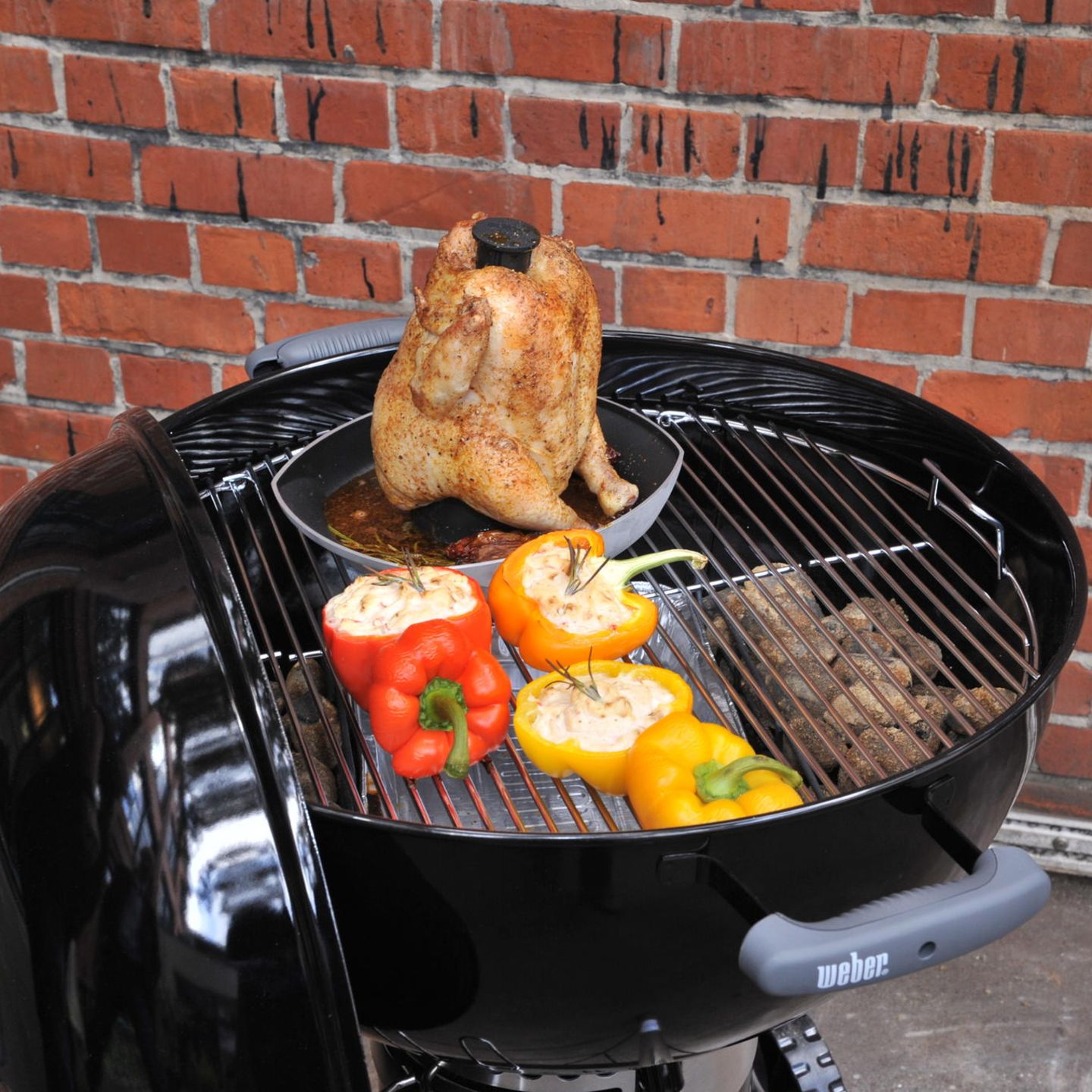 Kohl links und rechts, in der Mitte das Grillgut und dann den Deckel drauf: Das Grillen mit der Kugel ermöglicht tolle neue Rezepte.