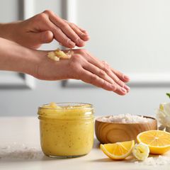 Ein Körperpeeling kann das Hautbild verfeinern