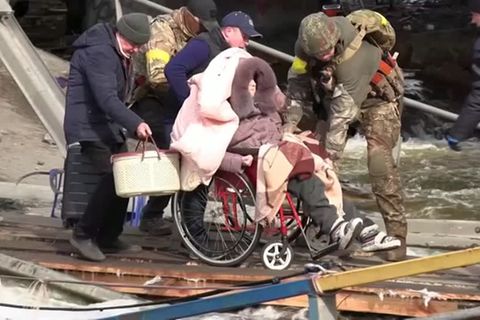 Video: Ukraine: Verzweifelte Menschen fliehen aus Irpin