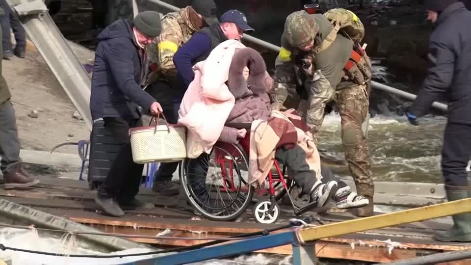 Video: Ukraine: Verzweifelte Menschen fliehen aus Irpin Video: Ukraine: Verzweifelte Menschen fliehen aus Irpin
