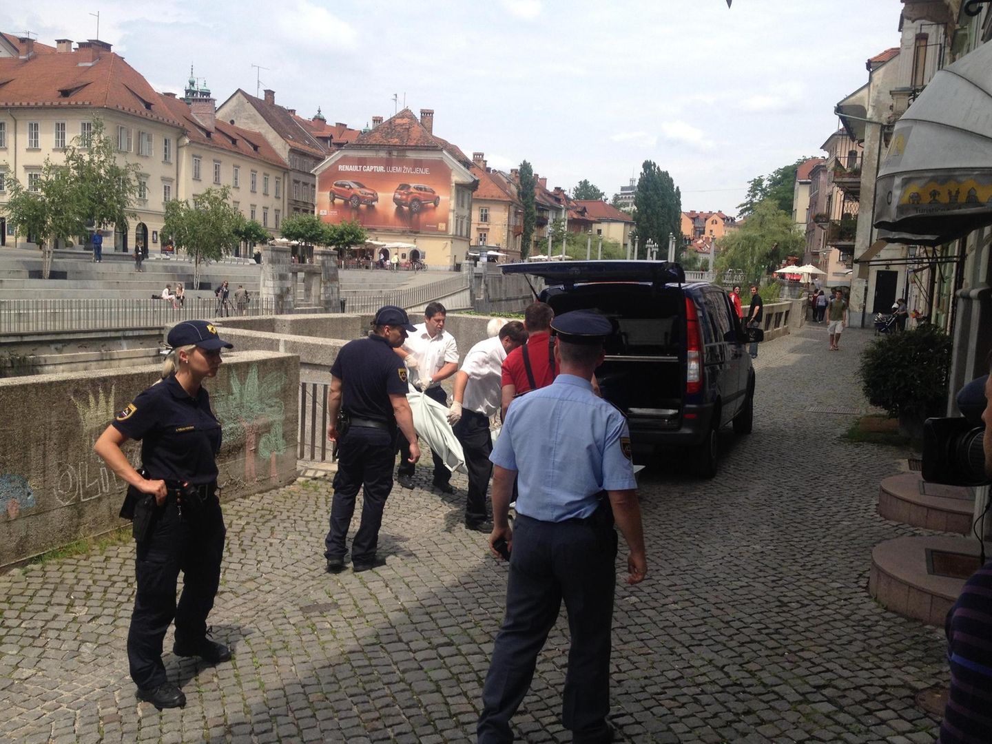 Eine Leiche wird aus einem Fluss in Ljubljana gezogen