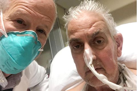 Dr. Bartley Griffith (l) macht ein Selfie mit dem Patienten David Bennett in Baltimore im Januar 2022