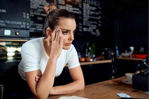 Kellnerin in einem Café schaut genervt