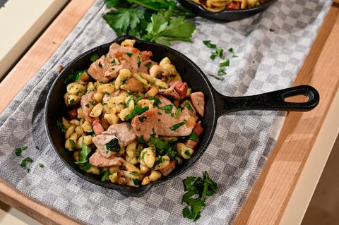 Spätzlepfanne mit Schweinefilet, Champignons und Speck  Hier geht's zum Rezept!