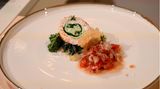 Hähnchen-Spinat-Rolle auf Spinatbett mit Tomatenragout und Spinatpesto  Hier geht's zum Rezept!