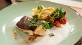 Kabeljaufilet auf Pastinaken-Petersilienwurzel-Püree mit Zitronen-Buttermilch-Schaum und Walnussgremolata  Hier geht's zum Rezept!