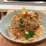Weckknödel mit Bergkäsefüllung, Pilzrahm und Pastinakenchips  Hier geht's zum Rezept!