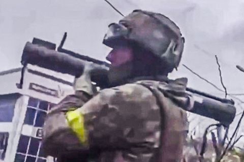 Ein Soldat mit einer Panzerabwehrwaffe.
