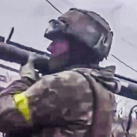 Ein Soldat mit einer Panzerabwehrwaffe.