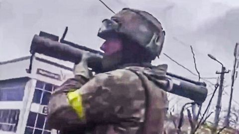 Ein Soldat mit einer Panzerabwehrwaffe.