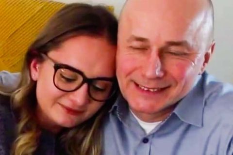 Frau vergisst nach OP im Gehirn ihre Kindheitserinnerungen. Ihr Vater umarmt sie.