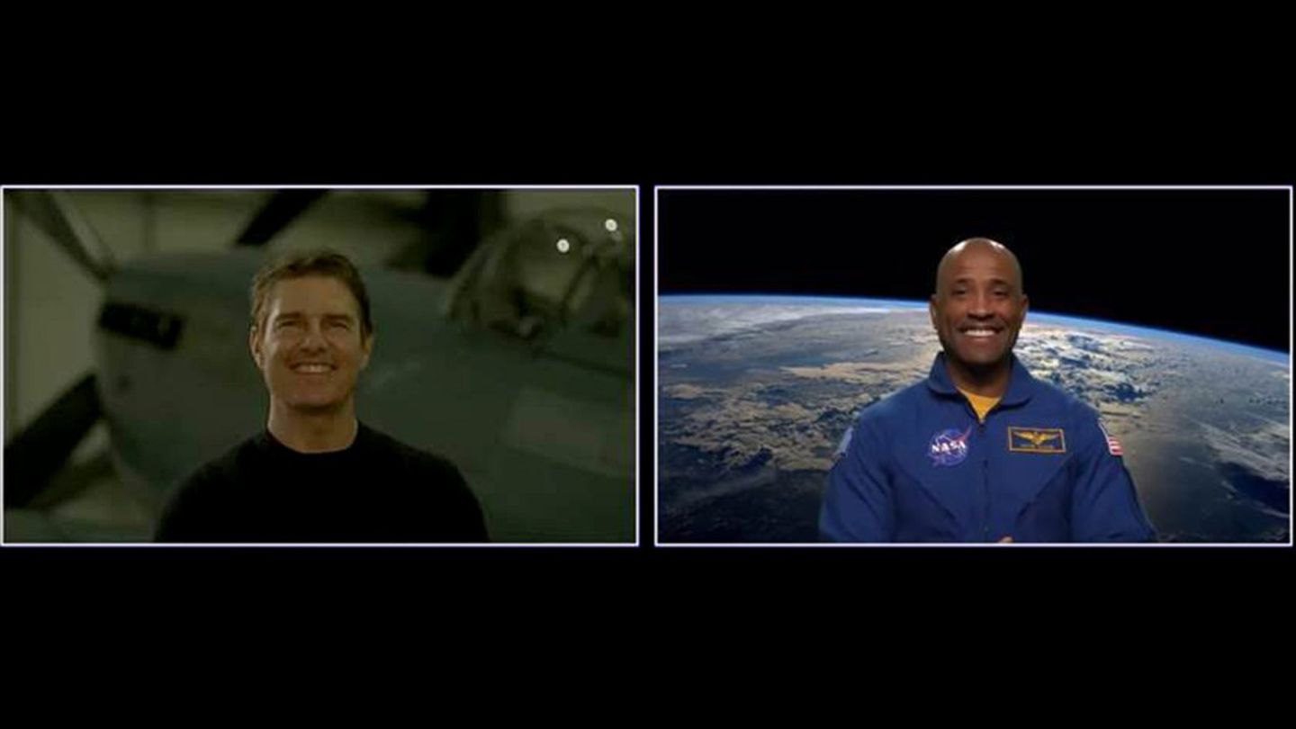 Tom Cruise und Victor Clover unterhalten sich via Videochat miteinander