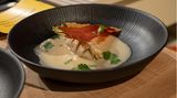 Gemüse-Dumpling mit Sellerie-Kartoffel-Sud und Serrano-Chip  Hier geht's zum Rezept!