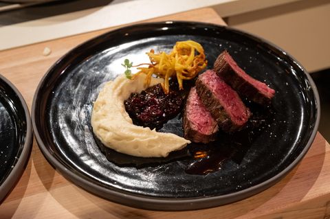 Flanksteak-Streifen auf Vanille-Blumenkohl-Püree mit Tonkabohne, gepfefferter Sauerkirschmarmelade und Kartoffelnest  Hier geht's zum Rezept!