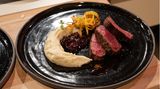 Flanksteak-Streifen auf Vanille-Blumenkohl-Püree mit Tonkabohne, gepfefferter Sauerkirschmarmelade und Kartoffelnest  Hier geht's zum Rezept!