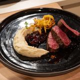 Flanksteak-Streifen auf Vanille-Blumenkohl-Püree mit Tonkabohne, gepfefferter Sauerkirschmarmelade und Kartoffelnest  Hier geht's zum Rezept!