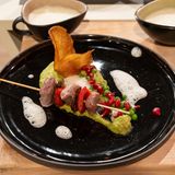 Lammspieß mit Erbsen-Minz-Hummus, Rosmarinsauce und Kartoffelchip  Hier geht's zum Rezept!