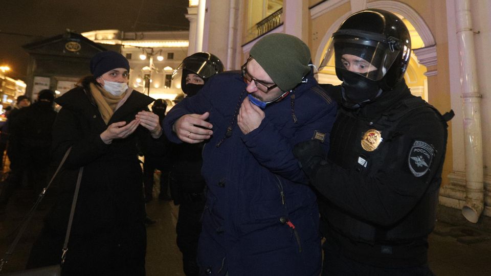 Ein Polizist führt einen Demonstranten in St. Petersburg ab.