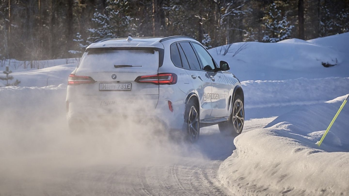 Prototype testing BMW iX5 Hydrogen: pressure fueling