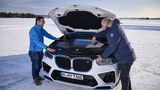 Dr. Jürgen Guldner, Leiter der BMW Wasserstoff-Brennstoffzellen-Technologie und -Fahrzeugprojekte (li.) erklärt die Technik der