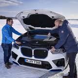 Dr. Jürgen Guldner, Leiter der BMW Wasserstoff-Brennstoffzellen-Technologie und -Fahrzeugprojekte (li.) erklärt die Technik der
