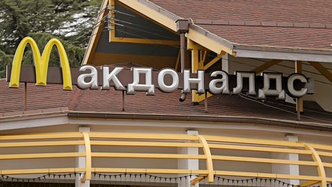 Mit kyrillischen Buchstaben steht "McDonalds" über einer Filiale der amerikanischen Fastfood-Kette in Sotschi 
