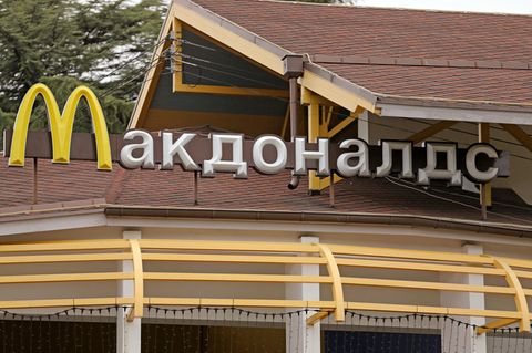 Mit kyrillischen Buchstaben steht "McDonalds" über einer Filiale der amerikanischen Fastfood-Kette in Sotschi 