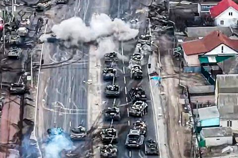 Eine russische Panzerkolonne wird in Skybyn angegriffen.