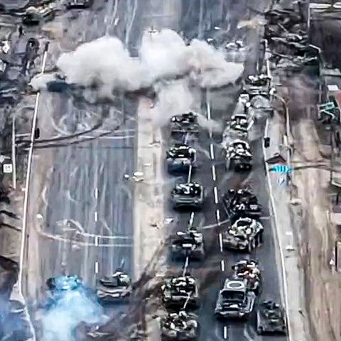 Eine russische Panzerkolonne wird in Skybyn angegriffen.