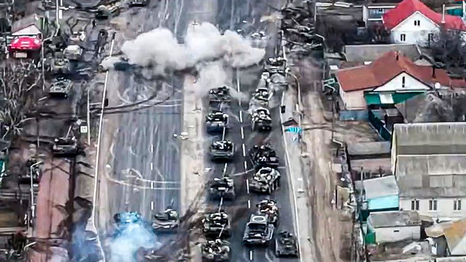 Ukraine: Russische Panzerkolonne Eine russische Panzerkolonne wird in Skybyn angegriffen.